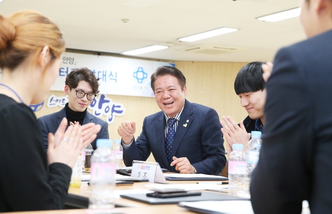 (사진. 가운데 ,최대호 시장),은 역경딛고 일어선 청년들이 많이 발굴되기를 바란다' 고 강조 하는 모습 - 안양시청제공 -