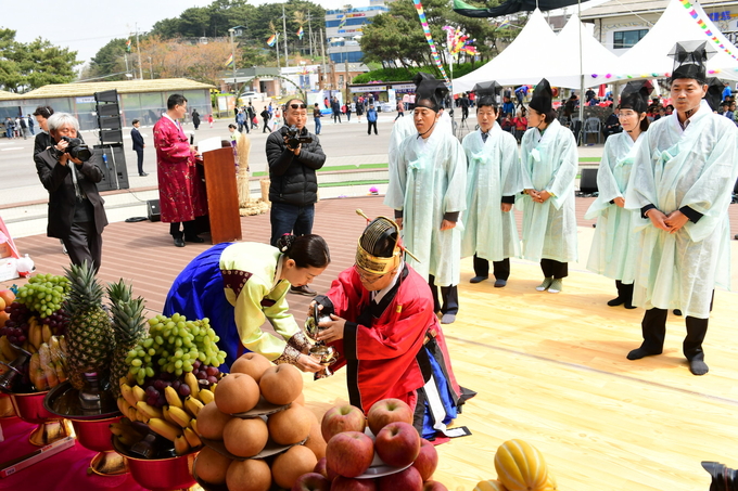 궁평항 풍어제에서 제를 올리고 있는 박덕순 화성시 부시장 (사진=화성시)