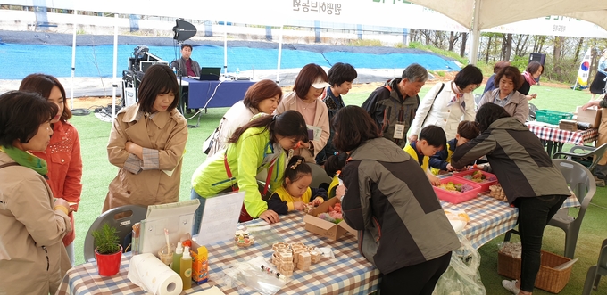 팜파티 체험행사를 진행중인 참가자들 (사진=화성시)
