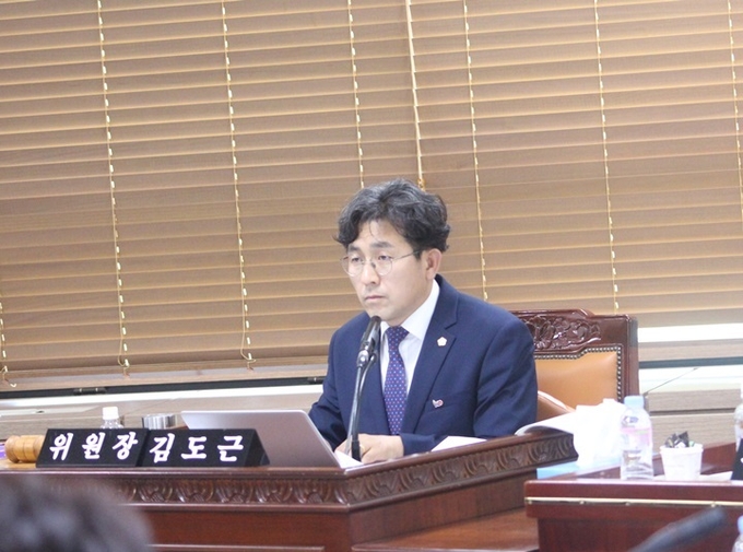 화성시 홍보기획관실 행정사무감사를 진행중인 김도근 기획행정위 위원장 (사진=박봉석기자)