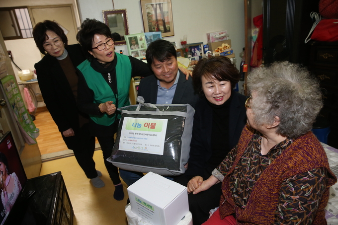 수원노인봉사회에서 독거어르신에게 생필품 등 후원물품 전달 하고 있다