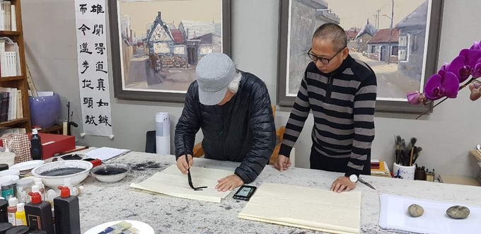 작품에 열과 성의를 다하고 있는 차홍규작가