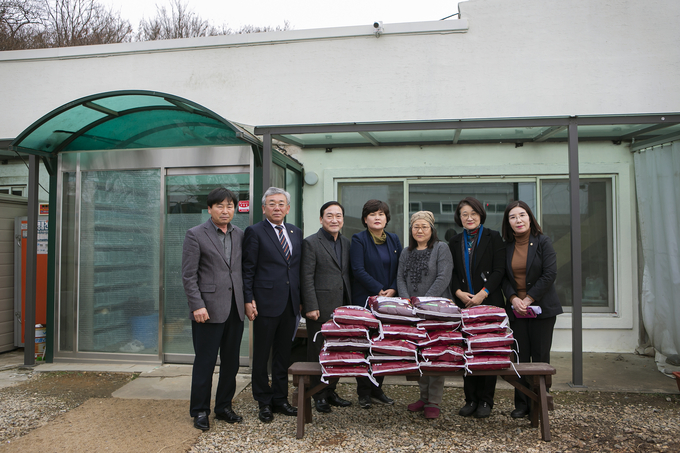 화성시의회, 설날 앞두고 이웃사랑 실천에 나선 . 경제환경위원들 모습