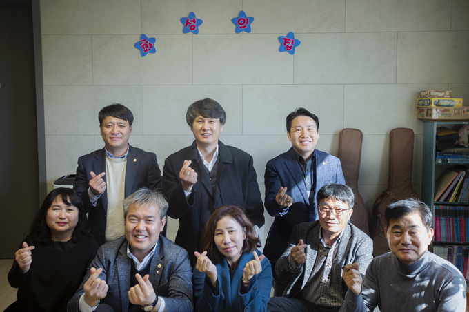 화성시의회, 설날 앞두고 이웃사랑 실천에 나선. 교육복지위원회 임채덕위원장 외 위원들이 사랑을 표하고 있는 모습