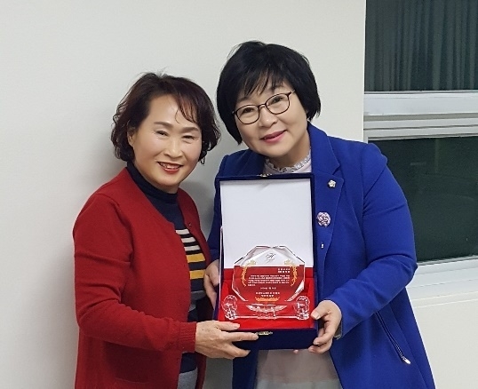 안양시의회 정덕남 의원, 비산힐스테이트 아파트 입주민들로부터 감사패 받고 있는 모습