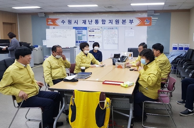 수원시의회 조명자의장, 수원시 재난통합지원본부 비상근무자를 격려 하고 있다.