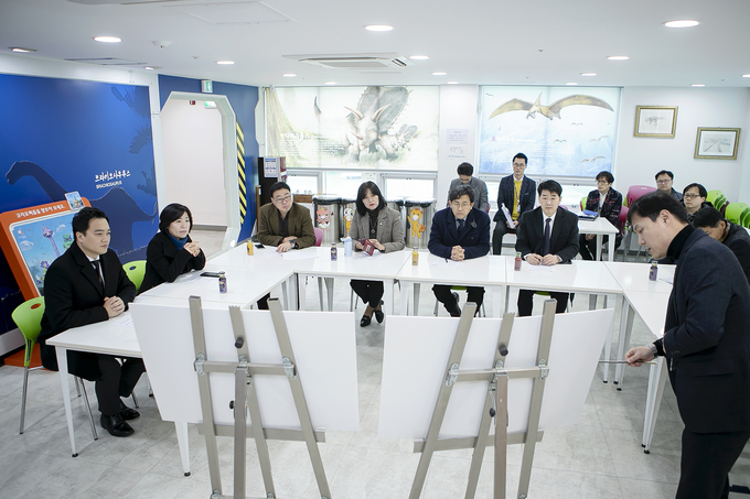 기획행정위, 공유재산관리계획 심의대상지 현장방문해 관계자로 부터 설명을 듣고 있다.