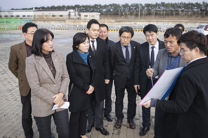 기획행정위, 공유재산관리계획 심의대상지 현장방문해 관계자로부터 설명을 듣고 있다.