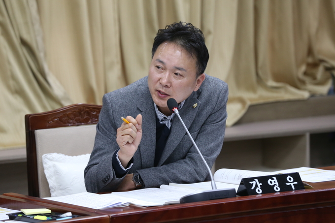 수원시의회 강영우 의원, '도시디자인 활성화 및 운영에 관한 조례안' 대표발의 하는 모습