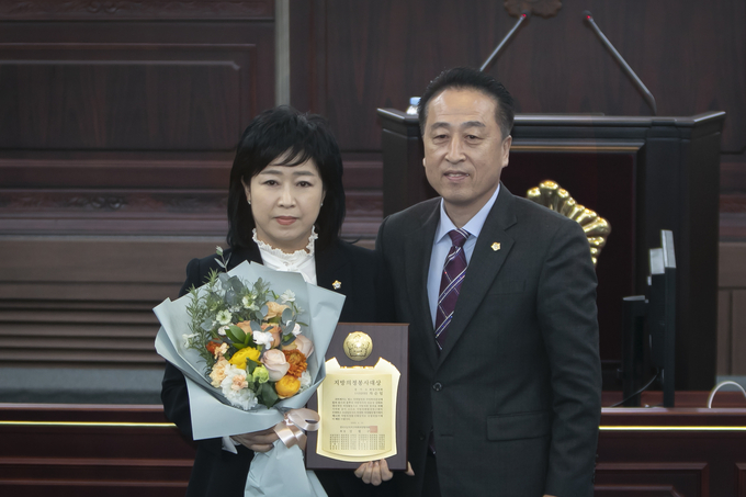 화성시의회 차순임 의원, 제12회 지방의정봉사대상 수상을 축하 해주고 있다. 김홍성의장