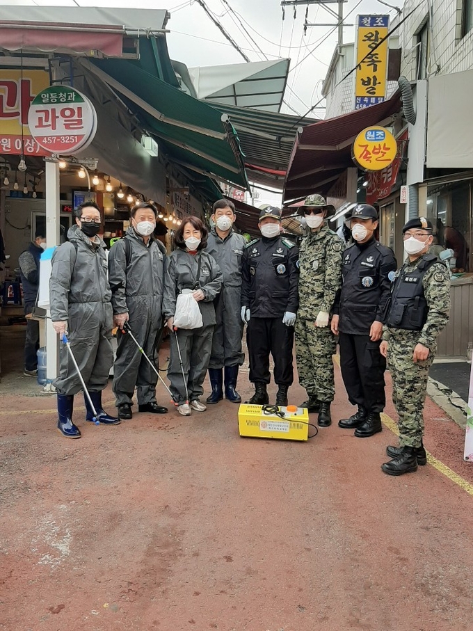 김필려시의원과 함께 방역 봉사활동에 나선 미래통합당 안양 동안을 당직자들 모습