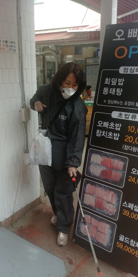 안양 호계시장에서 방역 봉사 활동을 하고 있는 김필려시의원 모습