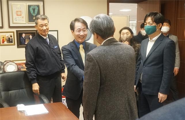 기업하기 좋은 동탄, 현장에 답이있다는 소신을 가지고 기업 현장을 찾아 기업인 격려하는 모습