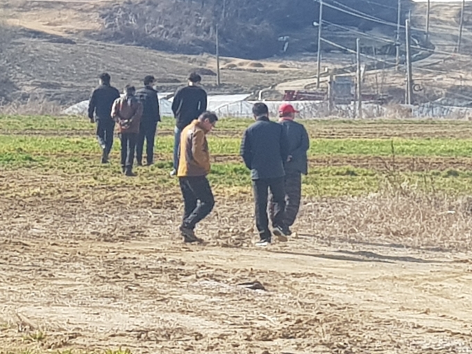 화성시 야생동물 포획단 선발에 부당함을 현장에서 확인 하기 위해 시. 경찰. 환경보호관계자 함께 피해 현장이라고 말한 곳을 답사하고 있는 모습