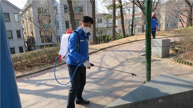 <더불어민주당 수원시병 지역위원회 방역봉사단 코로나19 공동방역 현장 사진> 좌측 김영진후보