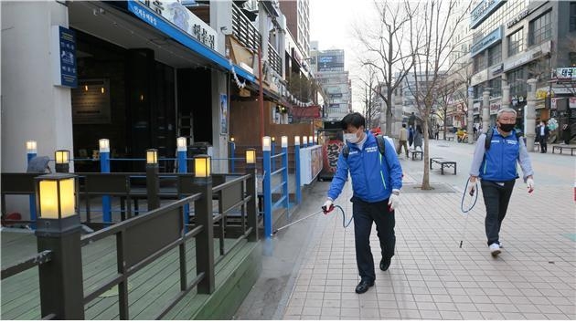 <더불어민주당 수원시병 지역위원회 방역봉사단 코로나19 공동방역 현장 사진>