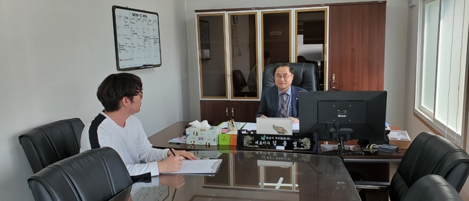 일찍 젊은 시절부터 부모님이 계시는 고향에 내려와 동네 어르신들을 섬기며 젊은 이장이 되어 봉사에 반평생을 보내고 지금도 진행중인 , 개미환경(주) 김종섭대표를 만나 인터뷰를 진행했다.