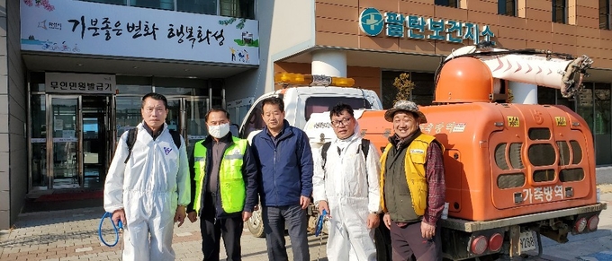 코로나19로 인해 고통을 겪고 있는 팔탄면 관내를 휴일 잊은채 , 팔탄면장 (김두철), 팔탄봉사단과 함께 방역봉사에 나선 김종섭대표 모습