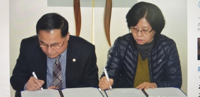 화성시 봉담 노인재가센터장(우측) , 후원 MOU를 맺고 있는 모습