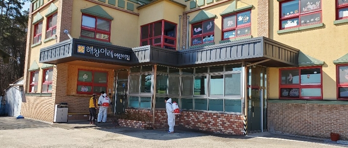 화성시 팔탄면 해창리 어린이집을 방문해 방역 봉사활동을 하고 있다.