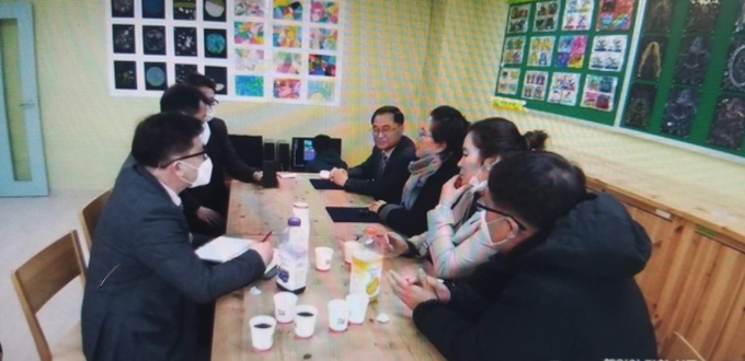 팔탄 지역아동센터 직원분들과 아동센터 애로점을 경청 하고 , 지원을 약소하고 있다. 맞은편 김종섭대표 모습
