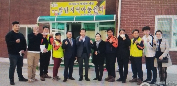 팔탄 지역아동센터,MOU 체결후 팔탄면사무소 직원. 아동센터 직원 개미환경(주) 직원들이 함께 앞으로도 지속적인 관심을 가지기로 했다.. 가운데 김두철팔탄면장.지역아동센터장. 김종섭대표 모습