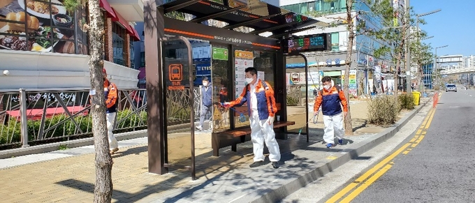 개미환경(주) 직원들과 함께 휴일인데도 , 동탄5동 종교시설 , 버스정류장 방역을 하고 있다.