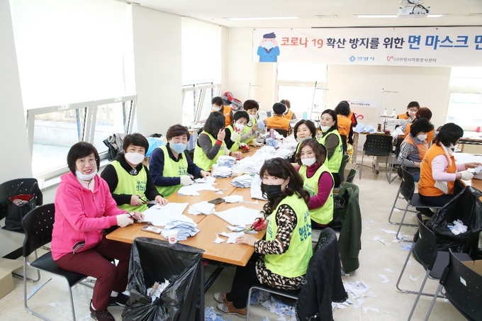 코로나 19 확산 방지를 위한 필터 교체용 면마스크 제작 봉사 활동을 펼치고 있다.