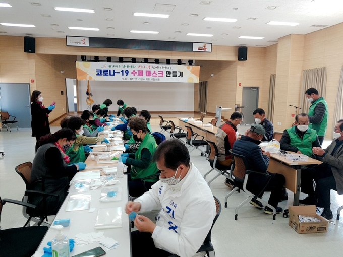 25일부터 팔탄면사무소 강당에서 수제 마스크 5000개 만들기 봉사에 나선 팔탄기관단체협의회 회원들 면마스크 만들기를 하고 있다.