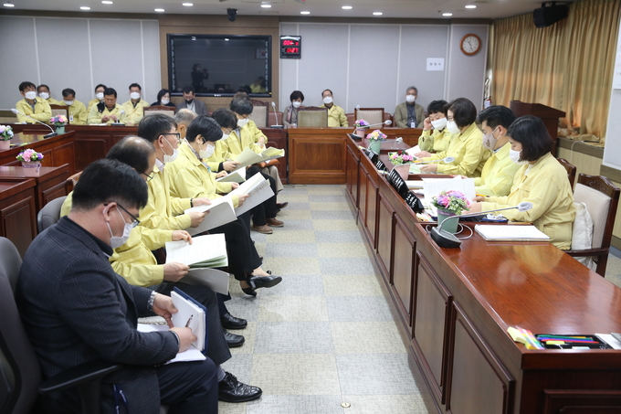 수원시의회 예결특위 코로나19 대응 2020년도 제1회 추경예산안 의결 (소위원회 심사). 모습