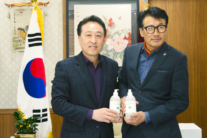 화성시 관내 거주시설 손제정제 전달식을 가졌다. 우측 ㈜청솔화학환경, ㈜청솔화장품(대표 신현필) , 좌측 김홍성의장 모습