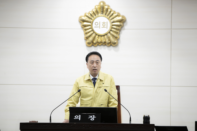 김홍성 의장 , 화성시 재난기본소득 지급 조례안 , 제2차 추가경정예산안 등 의결 후 폐회를 선언 하는 모습