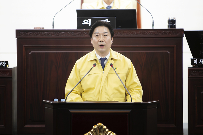 화성시 재난기본소득 지급 조례안 , 2020년도 2회 추경 세입세출예산 심사보고(최청환 예산결산특별위원장) 이 하고 있다.