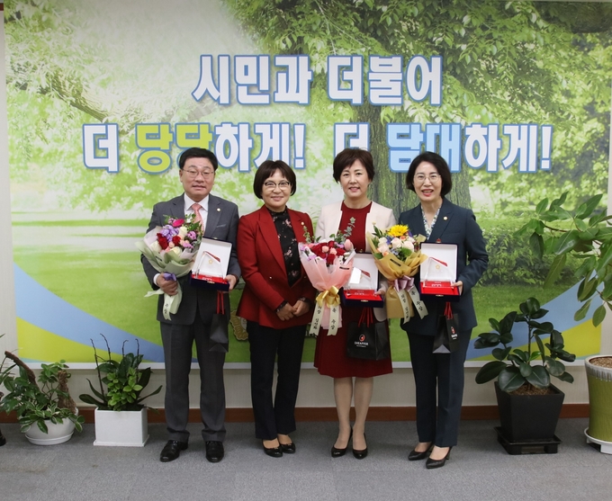 경기도시·군의회의장협의회 제9회 의정활동 우수의원으로 선정되어 21일 안양시의회 의장실에서 시상식 후 기념