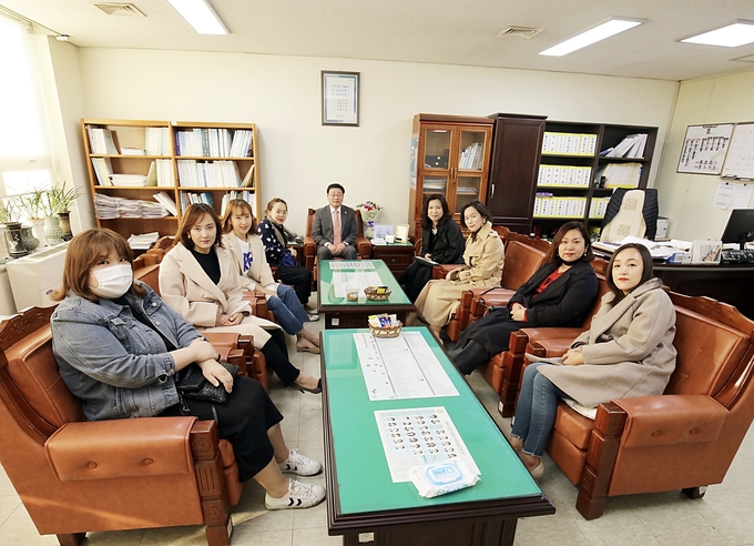 이호건시의원 ,학부모 간담회에서 코로나19에 대한 학교의 대응실태, 학부모들의 애로사항 등을 청취하는 간담회를 가졌다.