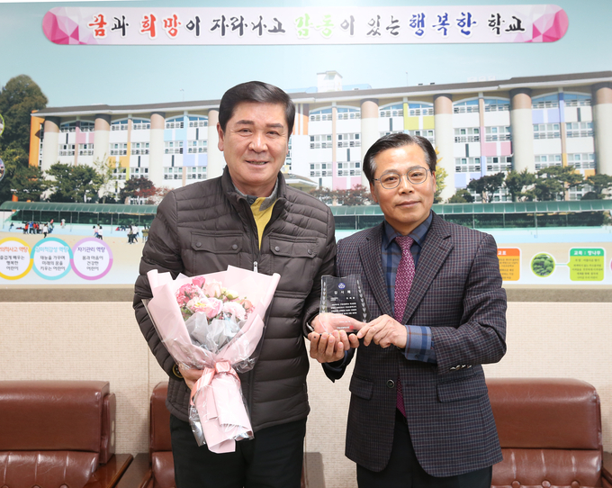 수원시의회 유재광 의원, 구운초교로부터 발전 공로 감사패 받았다.