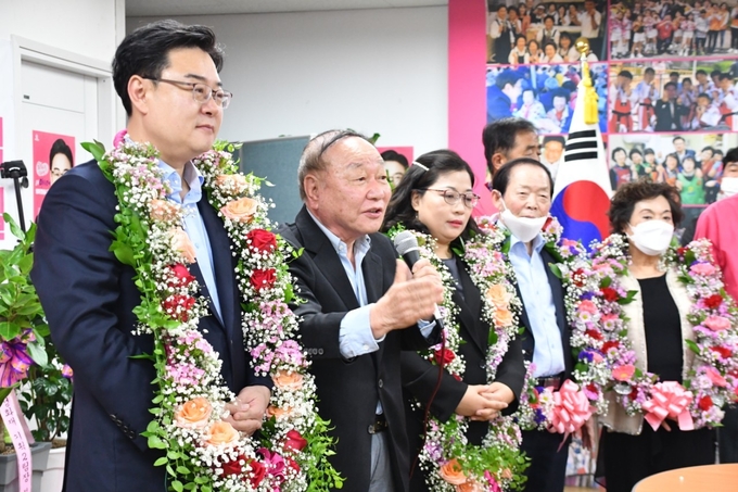김성원의원 당선에 감사 인사를 하고 있다.