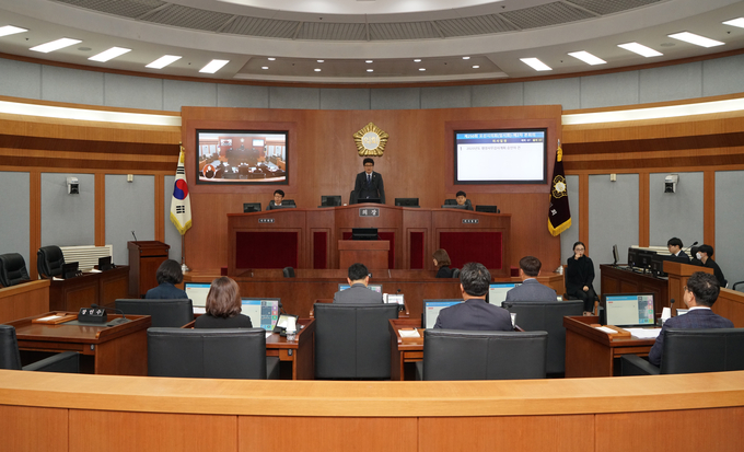 24일 장인수 오산시의회 의장이 ‘제250회 임시회 산회를 선언하고 있다./제공=오산시의회