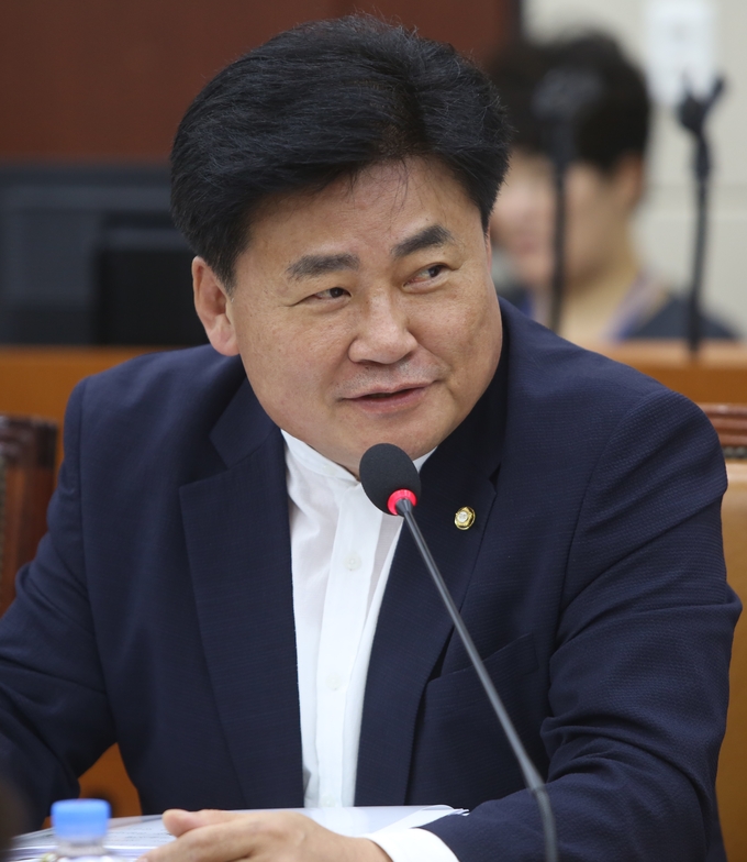 소병훈국회의원 , 국회 상임위에서 질의하는 모습