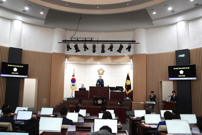 화성시의회 제192회 임시회 본회의 개회사를 하고 있는 김홍성의장 모습