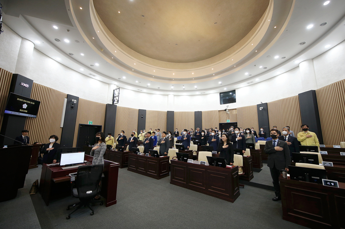 6일부터 15일까지 10일간 진행, 화성시 2020년도 제3회 추가경정예산안 등 심사에 앞서 개회식을 하고 있다