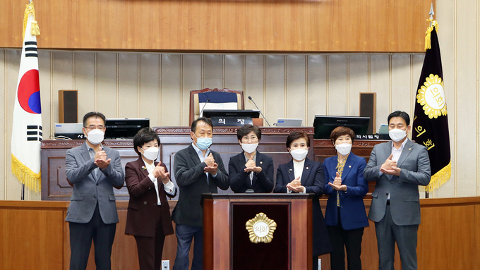 코로나19 위기 극복을 위해 헌신하는 의료진을 응원하는‘덕분에 챌린지’캠페인에 동참 , 의왕시의회 의원 전원이 참여 했다.