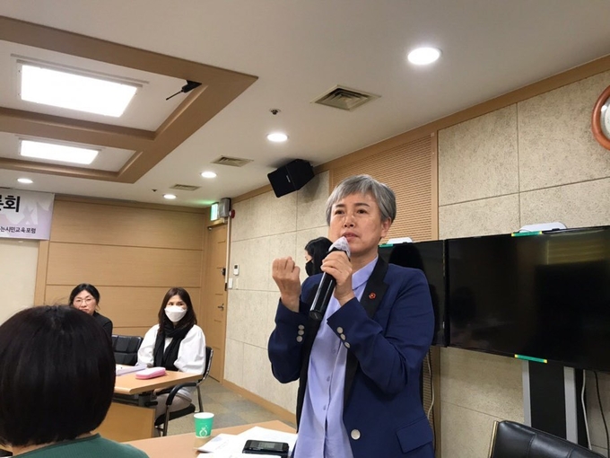 수원시의회 윤경선 의원, 수원시 평생학습관 새로운 패러다임 구축성장 필요성을 강조 하고 있다.
