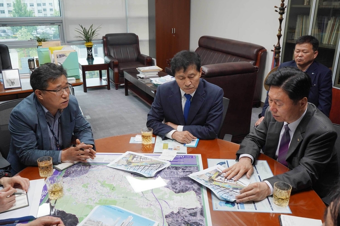 업무협의 하고 있는, 김상균 한국철도시설공단 이사장, 홍재섭 군포시 건설교통국장, 이학영 의원, 성기황 보좌관 등이 참석했다.