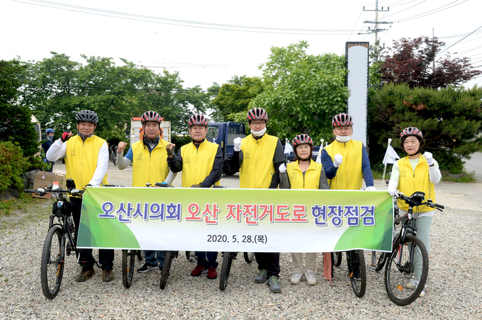 오산시의회 장인수의장과 의원들 자전거도로 탐사 후 단체 기념 사진