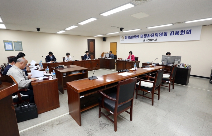 안양시의회 도시건설위원회(위원장 박정옥)는 28일 도시건설위원회실에서 의정자문위원회 도시건설분과 자문회의를 개최해 의견을 교환 하고 있다.