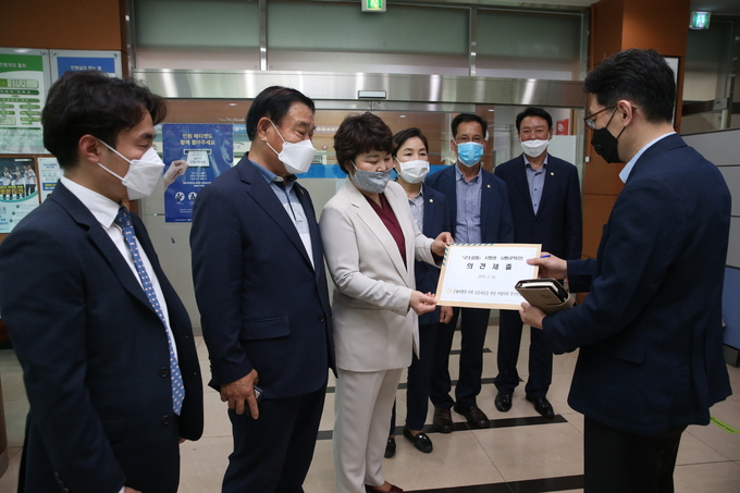 조명자 회장 등 군지련 군소음법 하위법령 제정에 개선 요구안을 국방부에 제출 하고 있다.