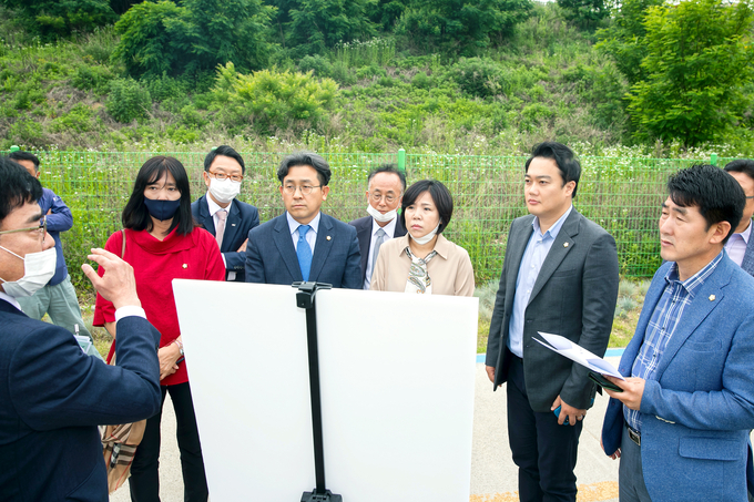 화성시의회 기획행정위원회(위원장 김도근)는 2일 오전, 제193회 화성시의회 정례회 행정사무감사를 대비해 화성도시공사가 추진하고 있는 사업 현장 6개소를 방문해 관계자로부터 설명을 듣고 있다.