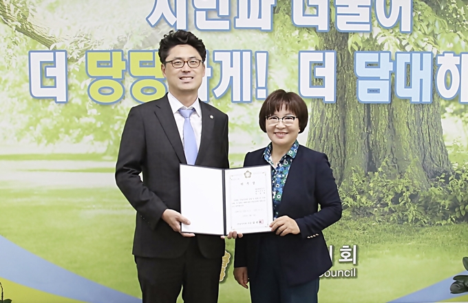 김선화의장 임성룡변호사에게 법률고문 위촉장을 수여 하고 있다.