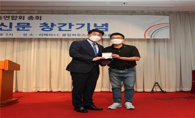 화성시의회 배정수 의원이 지난 5일, 동탄2신도시 주민총연합회와 동탄2신도시 회장단협의회로부터 ‘감사패’를 받고 있는 모습